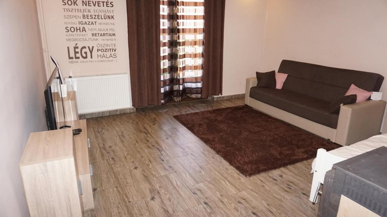 Edes Otthon Apartman Gyula Buitenkant foto